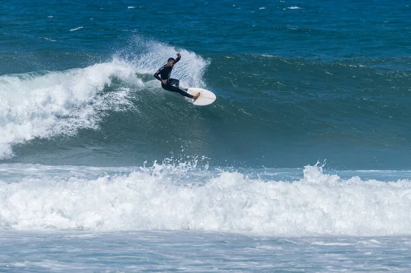 Surfista Che Cavalca Onde Furadouro Beach Portogallo Uomini Che Catturano — Foto Stock
