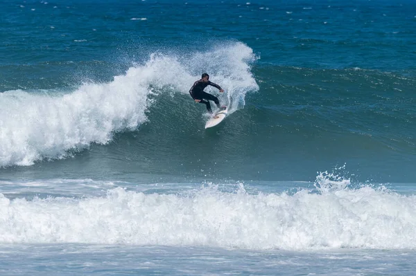 Surfista Montando Olas Furadouro Beach Portugal Hombres Atrapando Olas Océano — Foto de Stock
