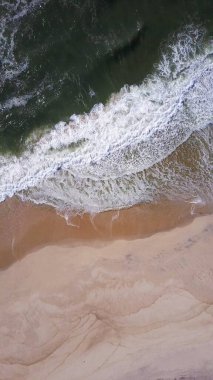 Kumsalda, 4 k dron görüntüleri çökmesini okyanus dalgalarının havadan görünümü.