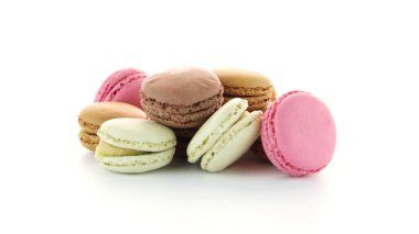 Beyaz arka plan üzerinde renkli Fransız macarons.