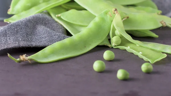 Zucchero Verde Biologico Piselli Pronti Mangiare Sfondo Cemento Macro Slide — Foto Stock