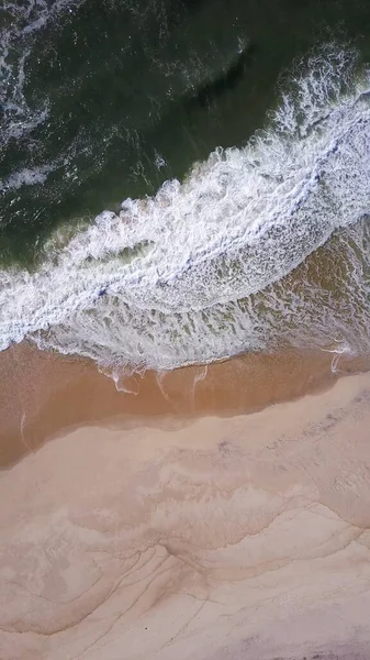 Kumsalda Dron Görüntüleri Çökmesini Okyanus Dalgalarının Havadan Görünümü — Stok fotoğraf