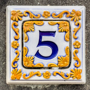 5 numaralı eski yıpranmış ev, Duvarda döşeme.