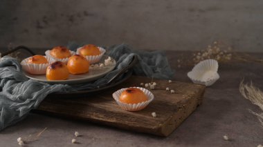 Portekiz 'in Alcobaca şehrinden geleneksel Portekiz tatlısı Castanha De Ovo.