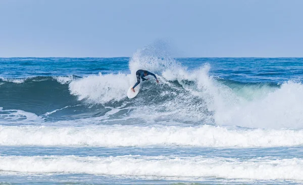 Joven Surfista Atlético Monta Ola Furadouro Beach Ovar Portugal —  Fotos de Stock