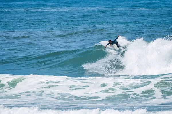 Młody Sportowiec Surfuje Fali Furadouro Beach Ovar Portugalia — Zdjęcie stockowe