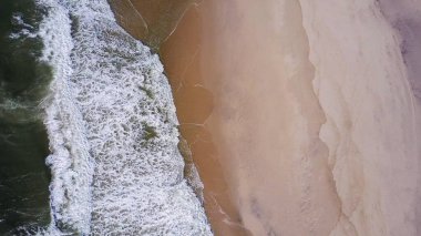 Kumsalda, 4 k dron görüntüleri çökmesini okyanus dalgalarının havadan görünümü.