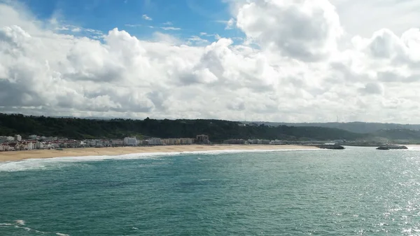 Dalgalar Nazare Portekiz Ile Plajda Sezon — Stok fotoğraf