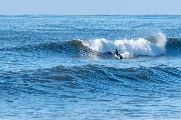 Okyanus Dalgalarında Sörf Yapan Adam Furadouro Sahili Ovar Aveiro Portekiz — Stok fotoğraf