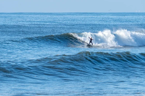 Человек Занимающийся Серфингом Атлантических Океанских Волнах Furfuro Beach Овар Айру — стоковое фото