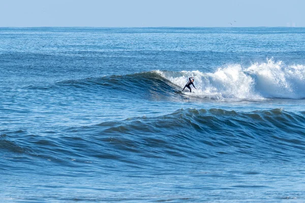Mann Surft Atlantikwellen Strand Furadouro Ovar Aveiro Portugal — Stockfoto