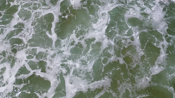 Kumlu Sahil Antenine Çarpan Dalgaların Yukarıdan Gelen Boş Bir Sahile — Stok fotoğraf