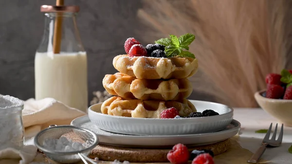 甜自制浆果比利时华夫饼与奶油 — 图库照片