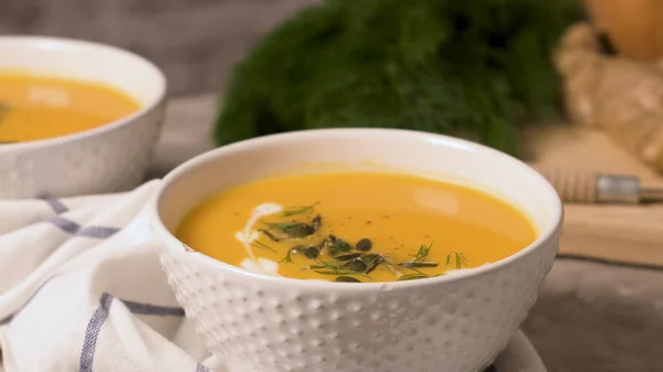 クリーム パンプキン シードを飾るとおいしいクリーミーな自家製カボチャのスープ — ストック写真
