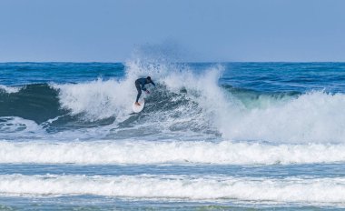 Genç sporcu Portekiz 'in Ovar kentindeki Furadouro Sahili' nde sörf yapıyor..