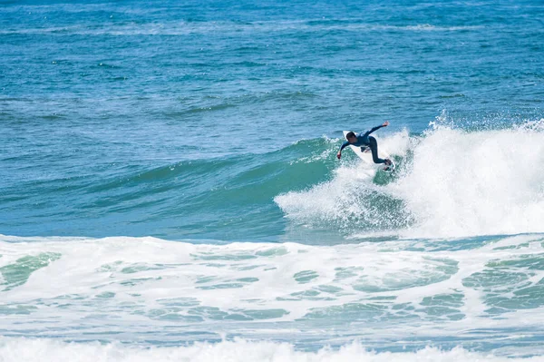 Jonge Atletische Surfer Rijdt Golf Furadouro Beach Ovar Portugal — Stockfoto