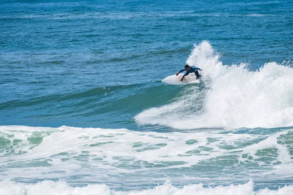 Ung Atletisk Surfare Rider Vågen Furadouro Beach Ovar Portugal — Stockfoto