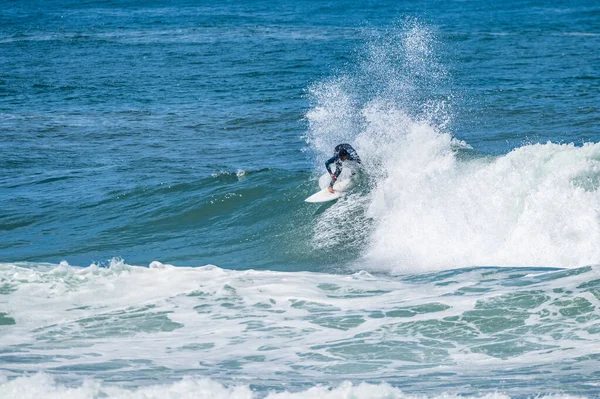 Jonge Atletische Surfer Rijdt Golf Furadouro Beach Ovar Portugal — Stockfoto