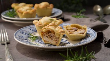 Tipik Portekiz aperatifi. Tavuk turtaları empadas de frango ya da eski moda seramik tabaklarda galinha olarak bilinir..