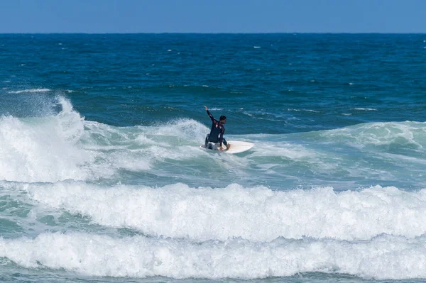 Portekiz Furadouro Sahili Nde Sörf Yapan Bir Sörfçü Okyanusta Dalgaları — Stok fotoğraf