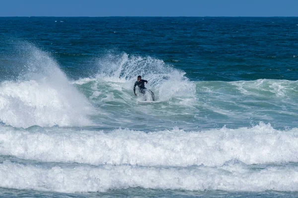 Fale Surfingowe Plaży Furadouro Portugalii Mężczyźni Łapią Fale Oceanie Surfing — Zdjęcie stockowe