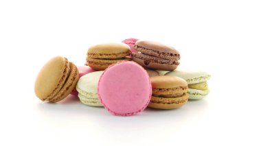 Beyaz arka plan üzerinde renkli Fransız macarons.