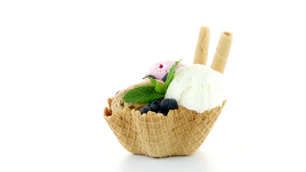 白い背景の上のウェーハボウルにアイスクリームスクープ — ストック写真