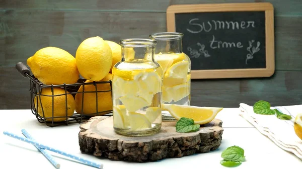 Zitronen Und Limettenscheiben Gläsern Und Strohhalmen Sommerlichen Holzhintergrund — Stockfoto