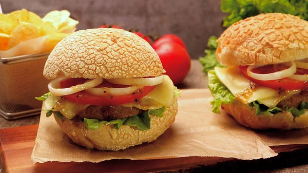 Hamburger Végétarien Maison Servi Sur Une Table Bois — Photo