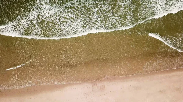 Ilmakuva Meren Aallot Kaatuu Rannalla Drone Kuvamateriaalia — kuvapankkivalokuva