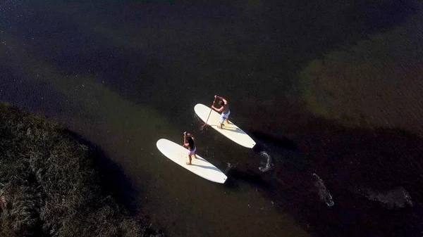 Vista Aérea Homem Mulher Paddleboarding Lago Casal Jovem Está Fazendo — Fotografia de Stock