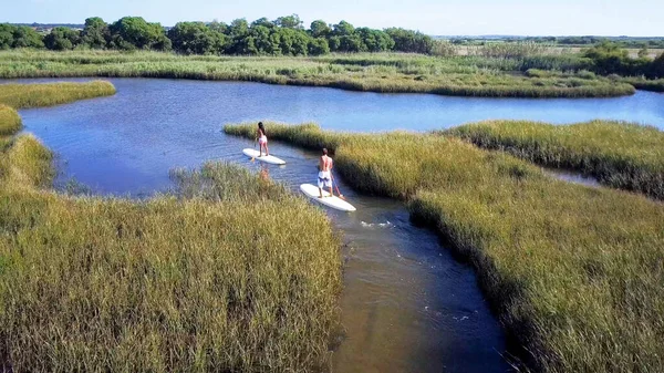 남자와 여자의 Paddleboarding 호수에 일어서서 부부는 Watersport 호수에 수영복에 남성과 — 스톡 사진