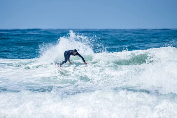 Surfař Koni Vlny Furadouro Beach Portugalsko Muži Chytají Vlny Oceánu — Stock fotografie