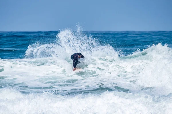葡萄牙弗拉杜罗海滩的冲浪浪人 人们在大海里捕捉海浪 冲浪水上运动 人们在暑假期间参加水上运动和海滩游泳活动 — 图库照片