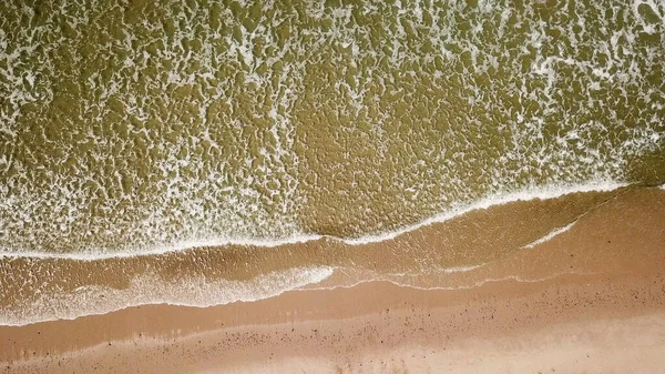 Kumsalda Dron Görüntüleri Çökmesini Okyanus Dalgalarının Havadan Görünümü — Stok fotoğraf