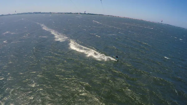 Aerial Kite Weergave Van Kitesurfer Glijden Rivier Een Winderige Dag — Stockfoto