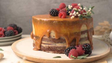 Böğürtlenli ve ahududulu lezzetli karamel keki..