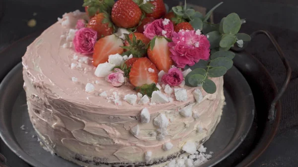 草莓蛋糕 草莓海绵蛋糕 带有新鲜草莓和酸奶油的深色背景 — 图库照片