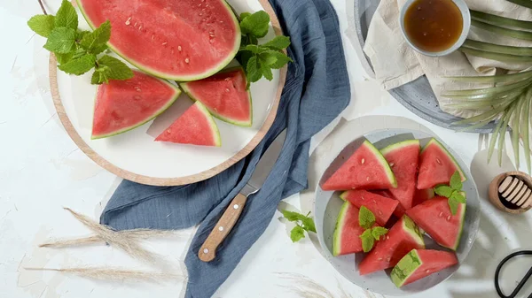 Frische Reife Aufgeschnittene Wassermelone Auf Weißem Hintergrund — Stockfoto