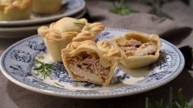 Tipik Portekiz aperatifi. Tavuk turtaları empadas de frango ya da eski moda seramik tabaklarda galinha olarak bilinir..