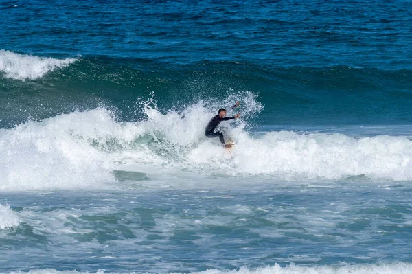 Surfer Golven Furadouro Beach Portugal Mannen Die Golven Vangen Oceaan — Stockfoto