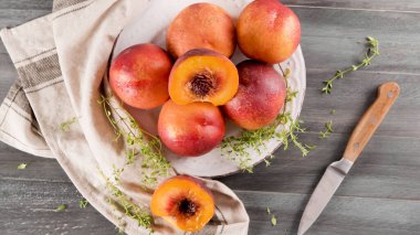 Tahta masada taze nektarin tabağı..