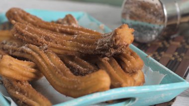 Sıcak çikolata sosu ahşap tezgah üstü daldırma ile geleneksel tatlıları.