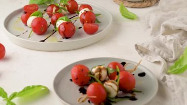 Sağlıklı meze - domates ve mozzarella peyniri, Akdeniz diyeti zeytinyağı remake, ağırlık kaybı kavramı ile İtalyan yemeği caprese salatası