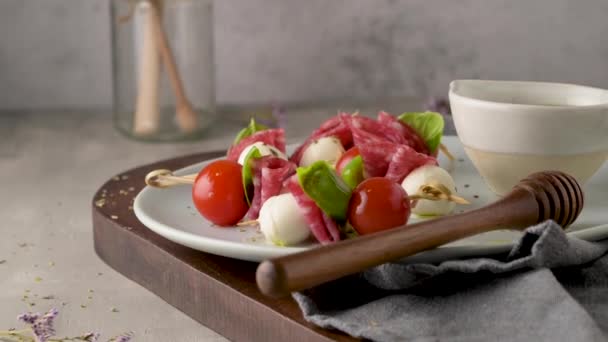 Apéritif Italienne Brochette Antipasto Caprese Sur Bâton Avec Basilic Salami — Video