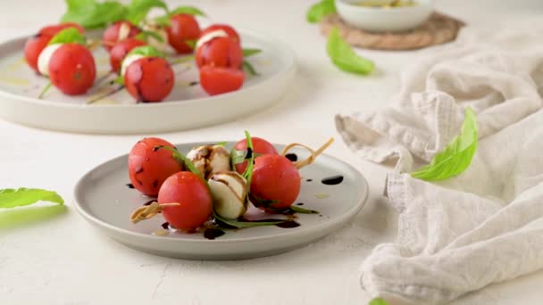 Zakąska Zdrowy Caprese Sałatka Pomidorów Mozzarelli Włoskie Jedzenie Diety Śródziemnomorskiej — Wideo stockowe