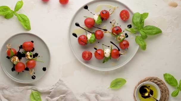 Υγιή Ορεκτικό Σαλάτα Καπρέζε Ντομάτα Και Μοτσαρέλα Ιταλικά Τρόφιμα Της — Αρχείο Βίντεο