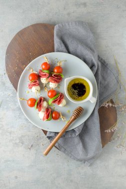 İtalyan usulü aperatif, antipasto şiş ya da fesleğen, salam, mozarella ve domatesli bir çubukta caprese..