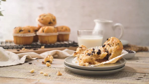 Chocolate Chip Muffins Milk Served Glass Cups White Kitchen Countertop — 图库照片