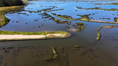 Pardilho, Aveiro, Portekiz 'deki Aveiro Gölü yakınlarındaki Ribeira das Teixugueiras Havacılık Manzarası.